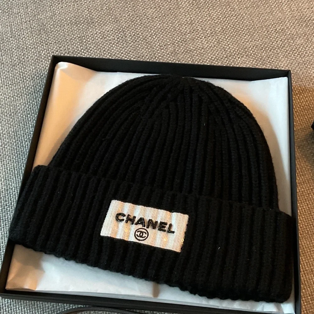 Authentic CHANEL 100% cashmere Black sequin Knit Beanie